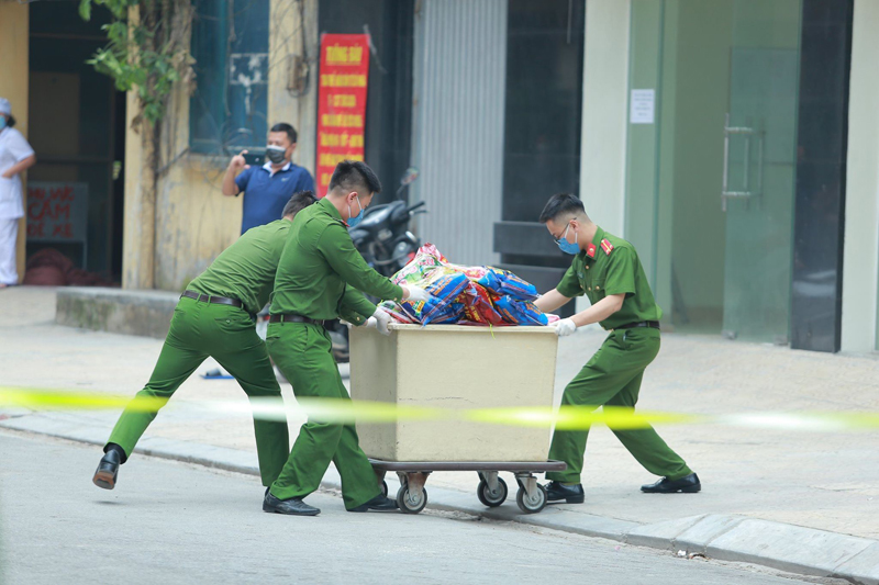 Cung cấp đầy đủ nhu yếu phẩm cho người dân đang cách ly phòng dịch Covid-19 tại quận Ba Đình