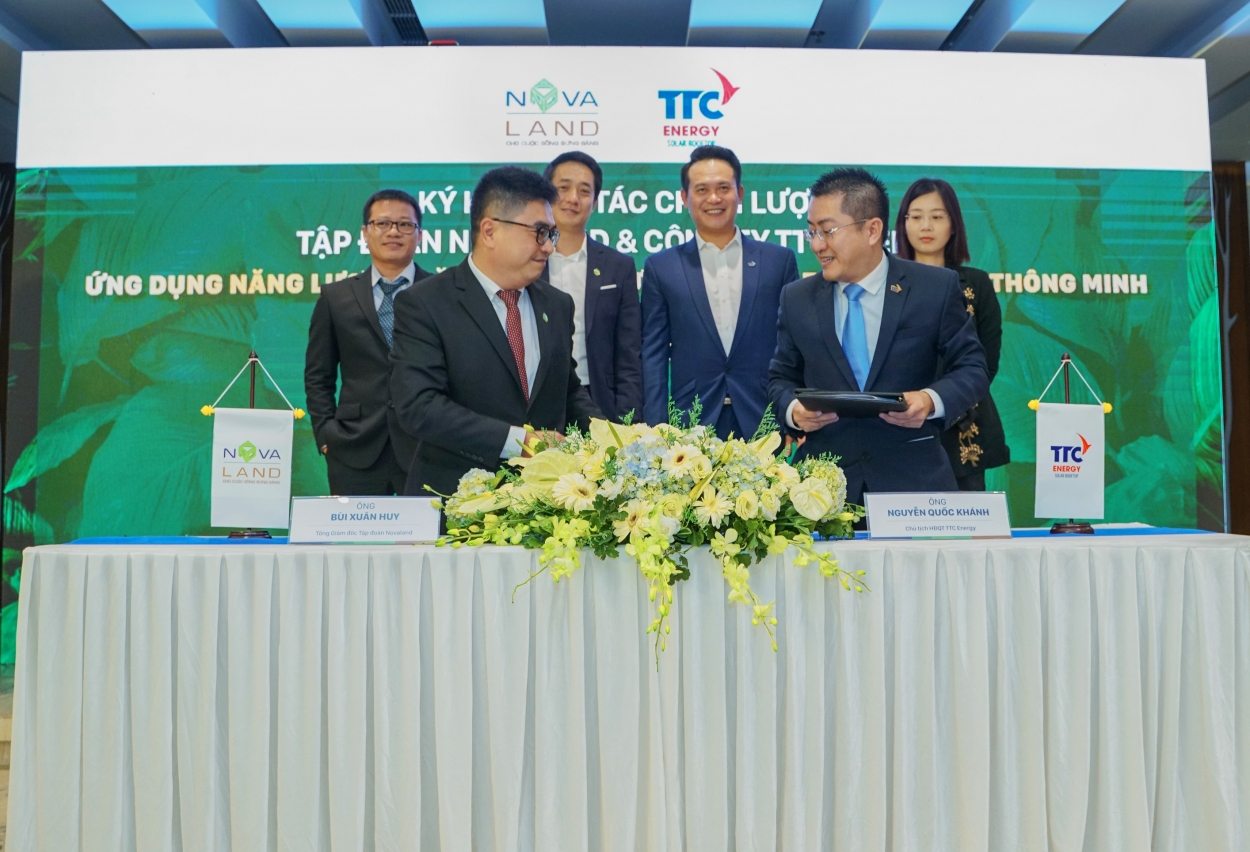 Ông Bùi Xuân Huy, Tổng Giám đốc Tập đoàn Novaland và ông Nguyễn Quốc Khánh, Chủ tịch HĐQT TTC Energy thực hiện nghi thức ký kết