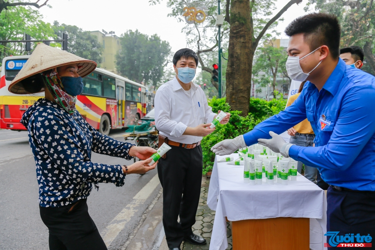 Tặng gel rửa tay giúp người dân chống dịch Covid-19