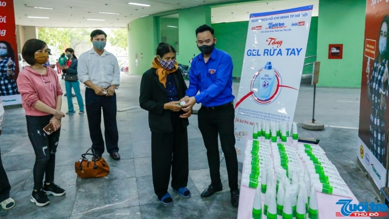 Anh Nguyễn Quang Chương, Bí thư Chi đoàn báo Tuổi trẻ Thủ đô phát tặng gel rửa tay tại Viện Huyết học - Truyền máu Trung ương