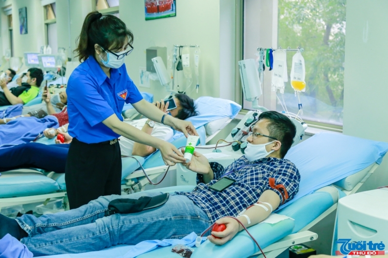 Đoàn viên, thanh niên Chi đoàn báo Tuổi trẻ Thủ đô tặng gel rửa tay tới người hiến máu