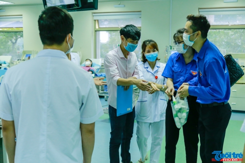 Đoàn viên, thanh niên báo Tuổi trẻ Thủ đô tặng Gel rửa tay tới các y bác sĩ