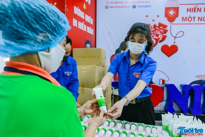 Tặng Gel rửa tay giúp người dân chống dịch Covid-19