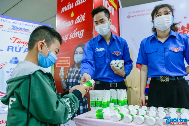Tặng Gel rửa tay giúp người dân chống dịch Covid-19