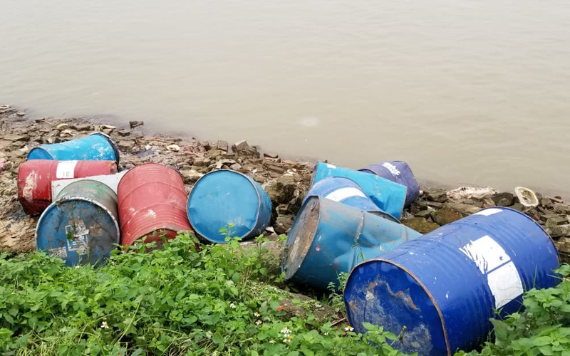 Hà Nội: Hàng chục thùng phuy nghi chứa hóa chất độc hại bị đổ trộm xuống sông Hồng