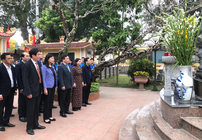 Đoàn đại biểu dâng hương tưởng nhớ đồng chí Đỗ Ngọc Du.