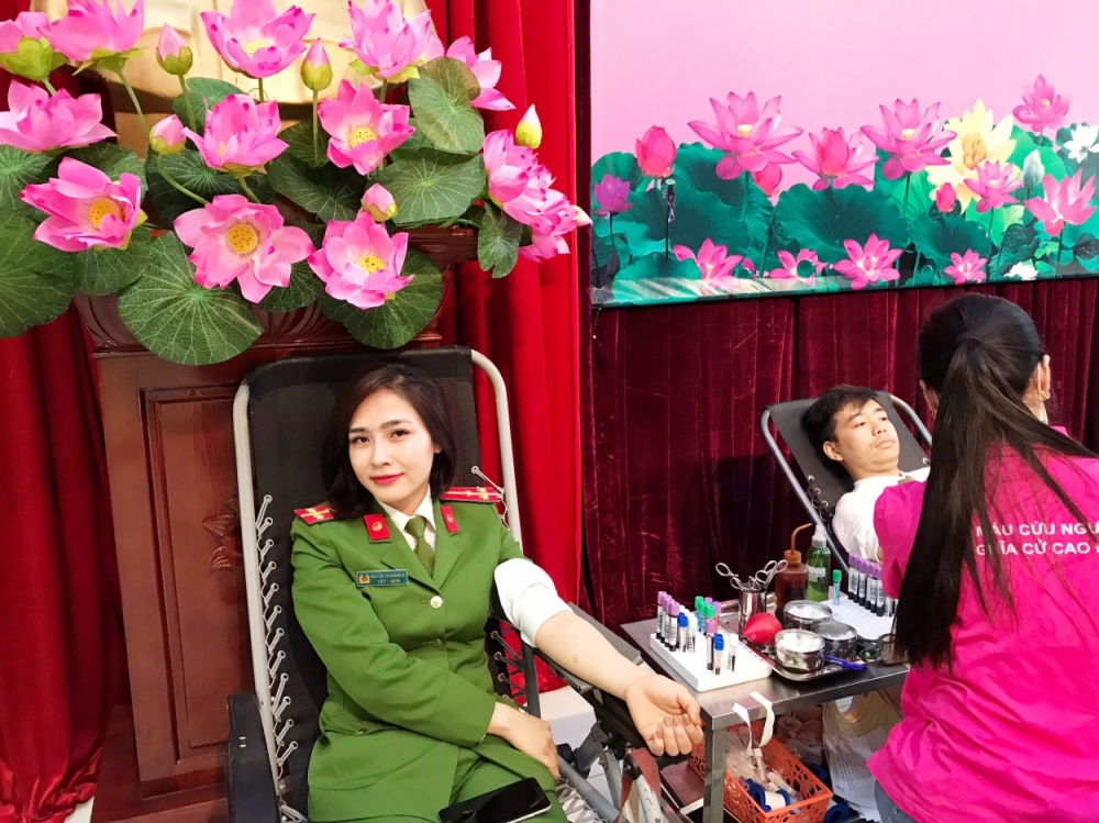 Nữ cảnh sát Nguyễn Thị Khánh Ly tham gia hiến máu tình nguyện