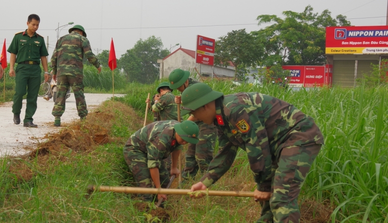 Thiếu tá Trần Thanh Sơn cùng đoàn viên, thanh niên vệ sinh môi trường giúp nhân dân phòng chống dịch bệnh
