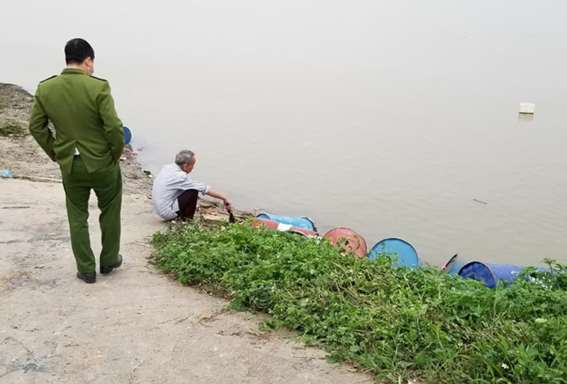 Lực lượng chức năng tiến hành kiểm tra số thùng phuy nghi chứa chất độc hại ở bãi sông Hồng (đoạn qua xã Vạn Phúc, huyện Thanh Trì, Hà Nội)