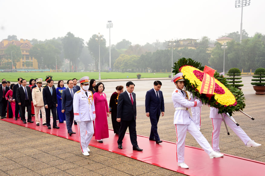 Lãnh đạo thành phố vào lăng viếng Chủ tịch Hồ Chí Minh và tưởng niệm các Anh hùng liệt sĩ