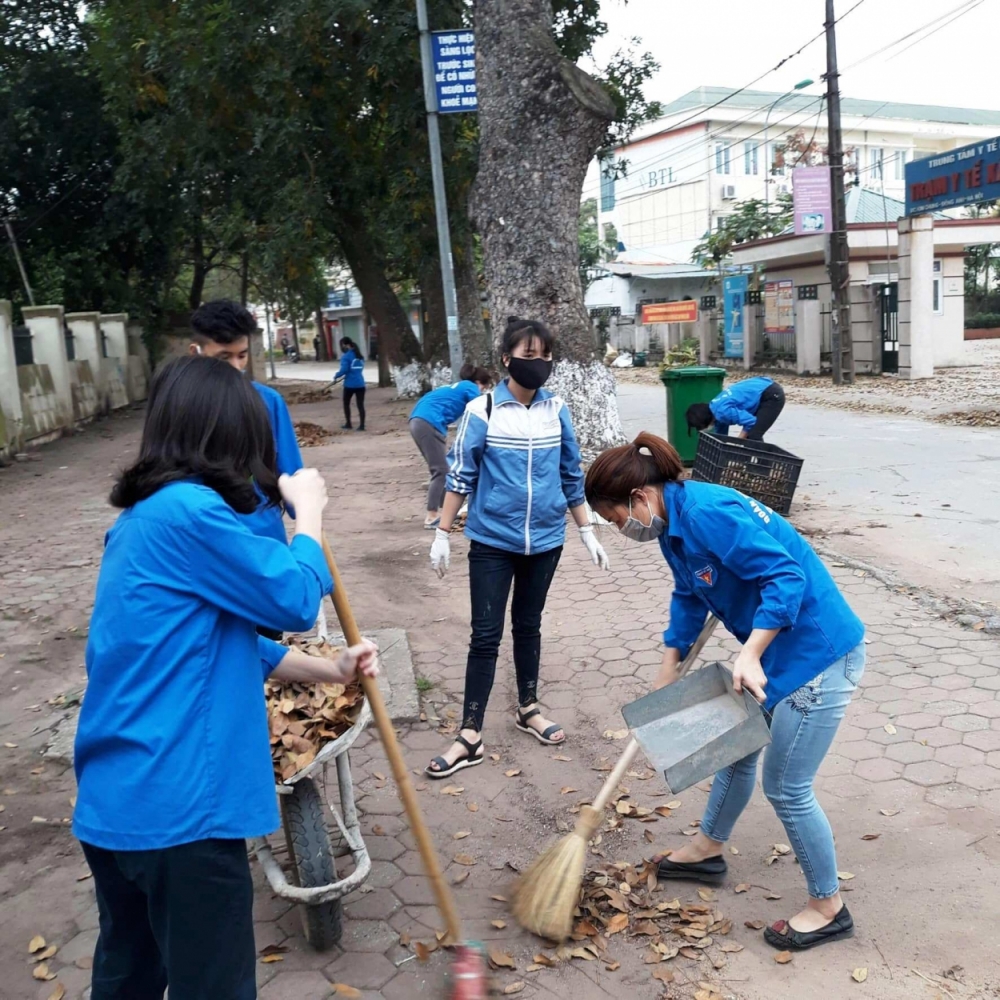 Đoàn viên, thanh niên dọn vệ sinh môi trường