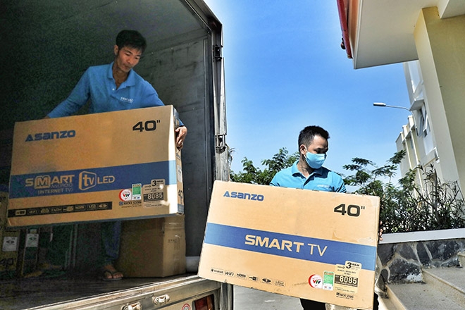 Đội kỹ thuật của Asanzo vận chuyển Smart tivi đến bệnh viện.