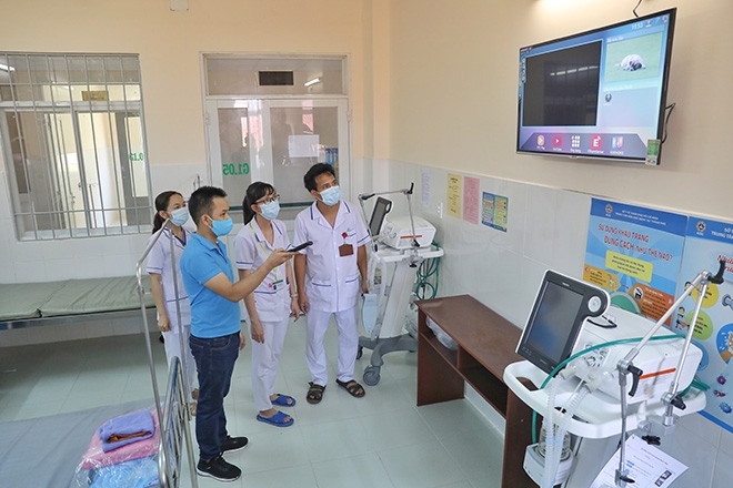 Nhân viên y tế được hướng dẫn kết nối tivi về hệ thống theo dõi thông tin của bệnh viện.
