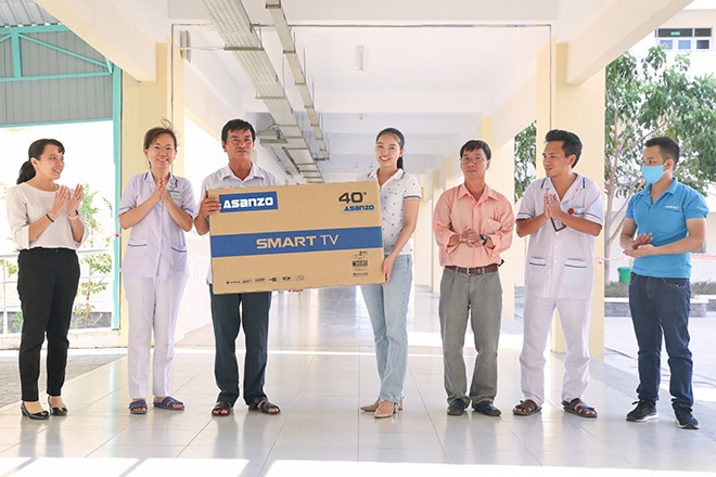 Đại diện Công ty Asanzo đã trao tặng 20 tivi thông minh cho Trung tâm Y tế huyện Cần Giờ (trước đây là Bệnh viện huyện Cần Giờ), được xem là bệnh viện chuyên khoa điều trị người nhiễm nCoV.