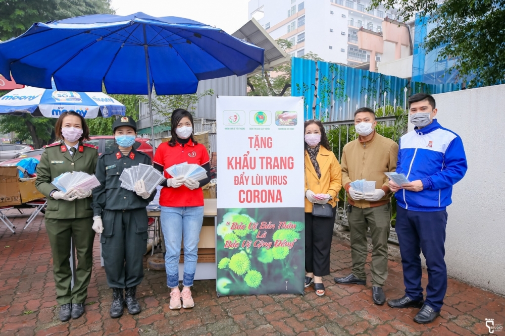 Các chiến sĩ Cảnh sát cơ động, Công an thành phố Hà Nội phát khẩu trang tặng người dân