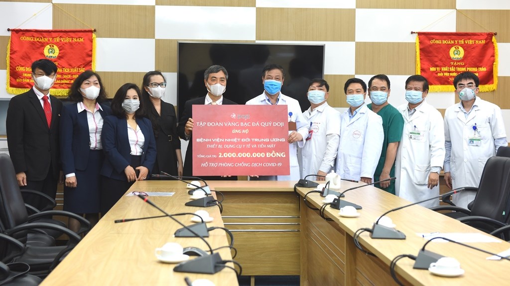 Đại diện Tập đoàn Vàng bạc Đá quý DOJI trao tặng 2 tỷ đồng cho Bệnh viện Bệnh Nhiệt đới Trung ương