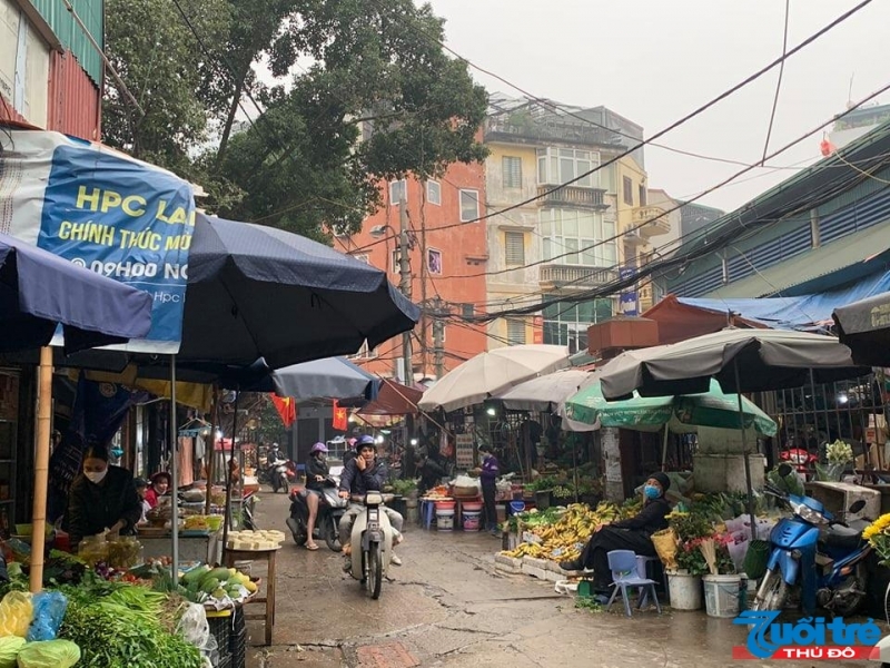 Trong chợ Quan Hoa (Cầu Giấy, Hà Nội) vẫn có người không biết đến thông báo bắt buộc đeo khẩu trang từ ngày hôm nay