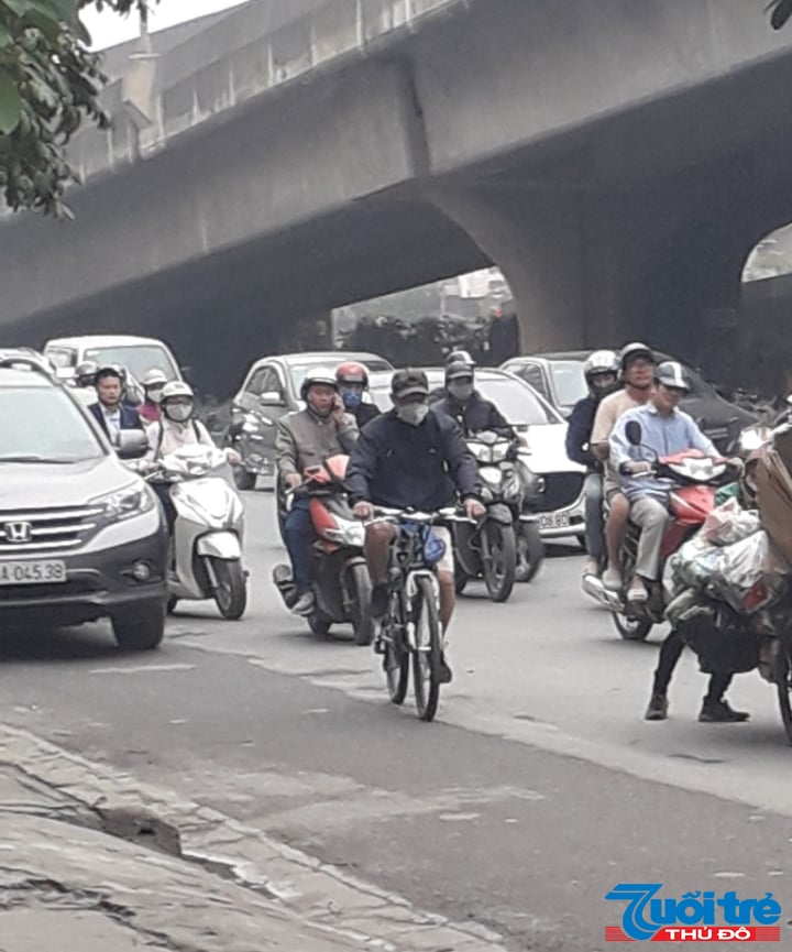 Trên đường Nguyễn Xiển (Thanh Xuân, Hà Nội), một số người tham gia giao thông không đeo khẩu trang trong ngày đầu bắt buộc thực hiện