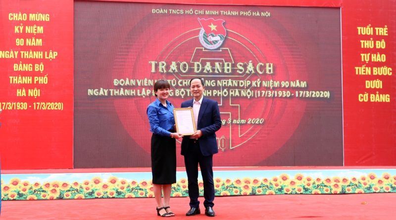 Trao danh sách đoàn viên ưu tú cho Đảng xem xét kết nạp