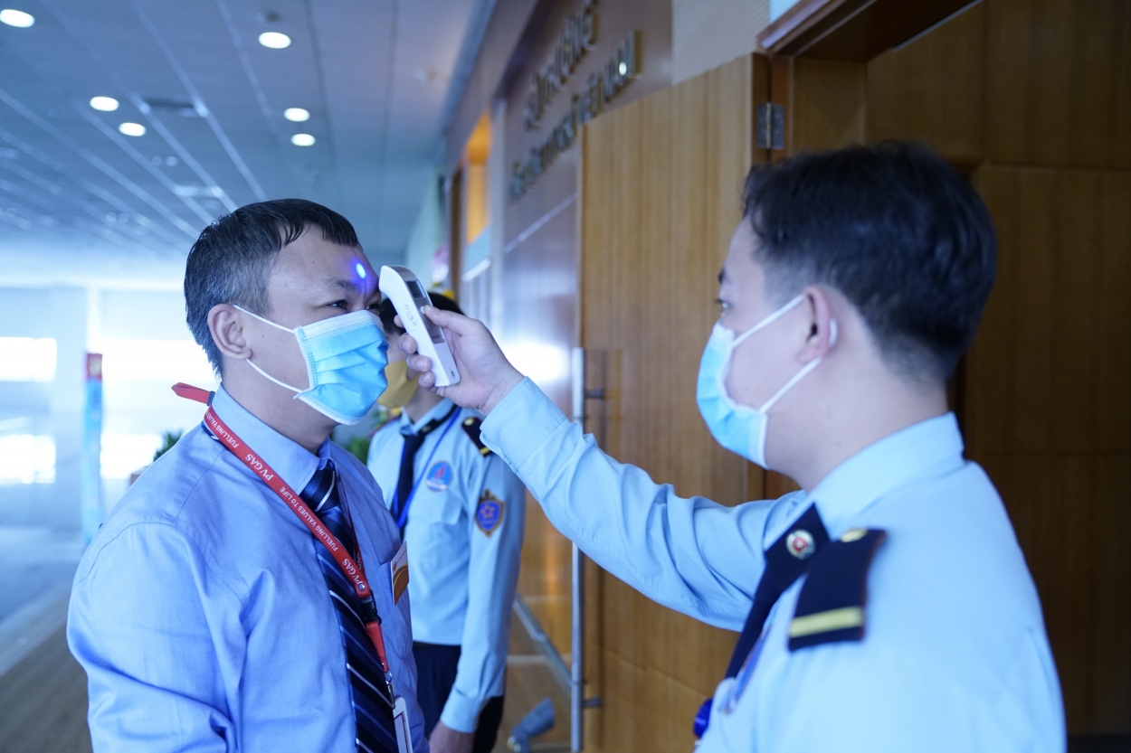 Thực hiện đo nhiệt độ các đại biểu trước khi dự họp, phòng chống dịch bệnh