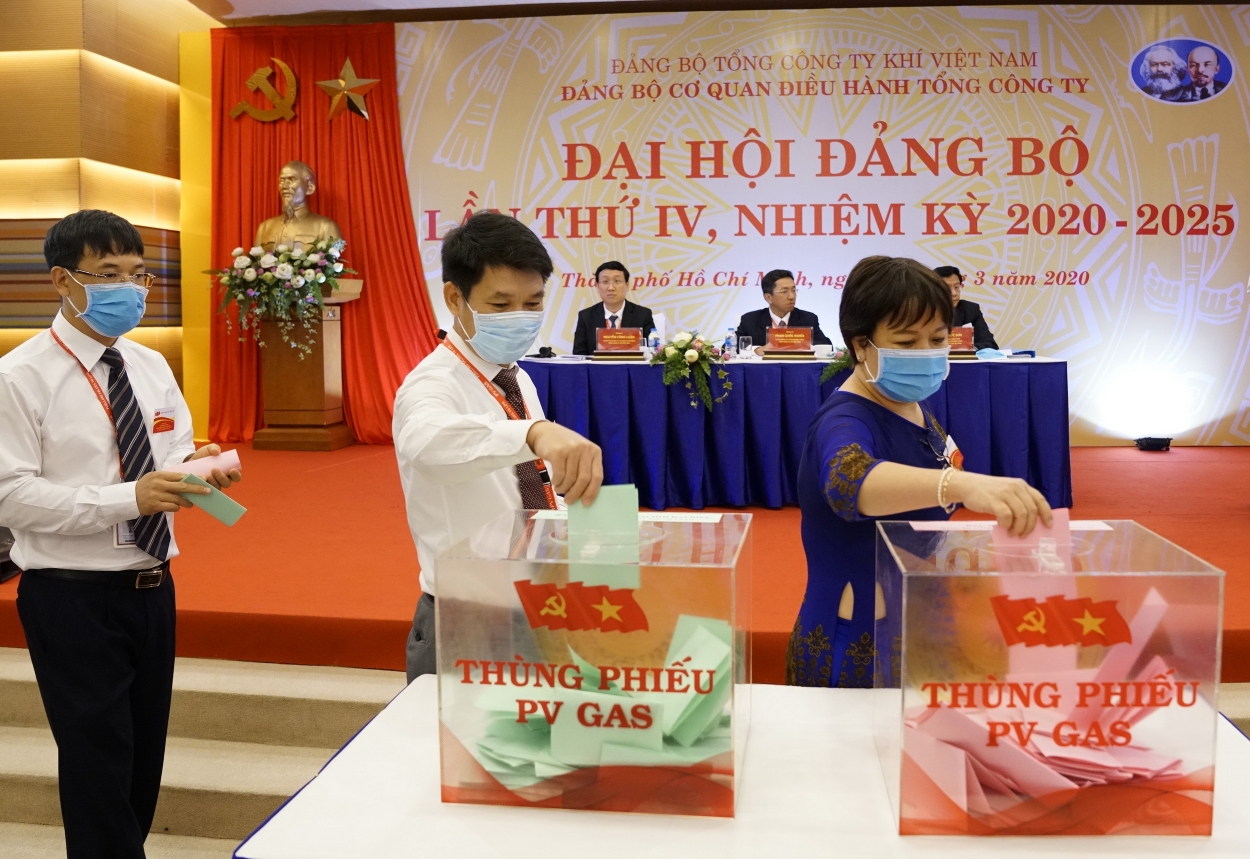 Các đảng viên thực hiện bầu chọn đảng viên ưu tú vào cấp ủy
