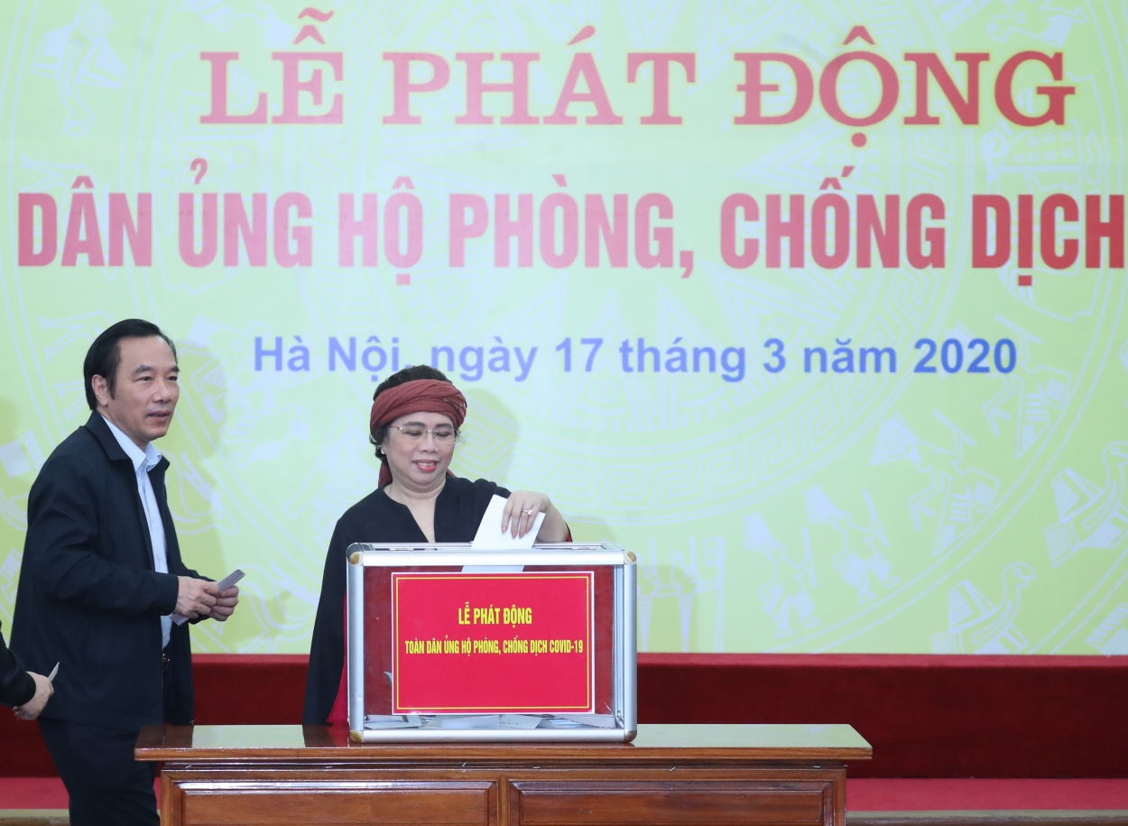 Bà Thái Hương - Phó Chủ tịch HĐQT, Tổng Giám đốc Ngân hàng TMCP Bắc Á ủng hộ tại lễ phát động