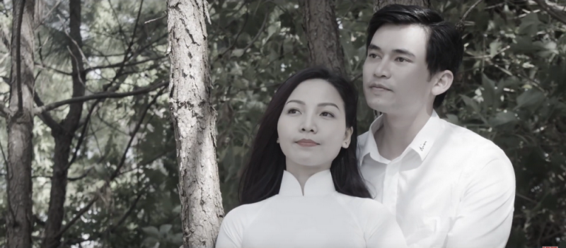 Nội dung MV xoay quanh chuyện tình buồn về một cặp đôi trẻ nơi xứ sở sương mù.