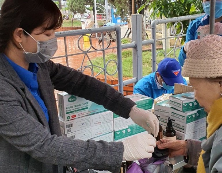 Chị Lê Thị Thu Trang, Bí thư Quận đoàn Cầu Giấy phát khẩu trang và dung dịch rửa tay tới người dân