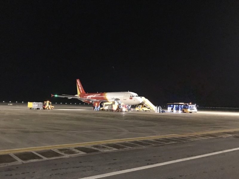 Chuyến bay VJ998 từ Indonesia hạ cánh xuống Sân bay quốc tế Vân Đồn