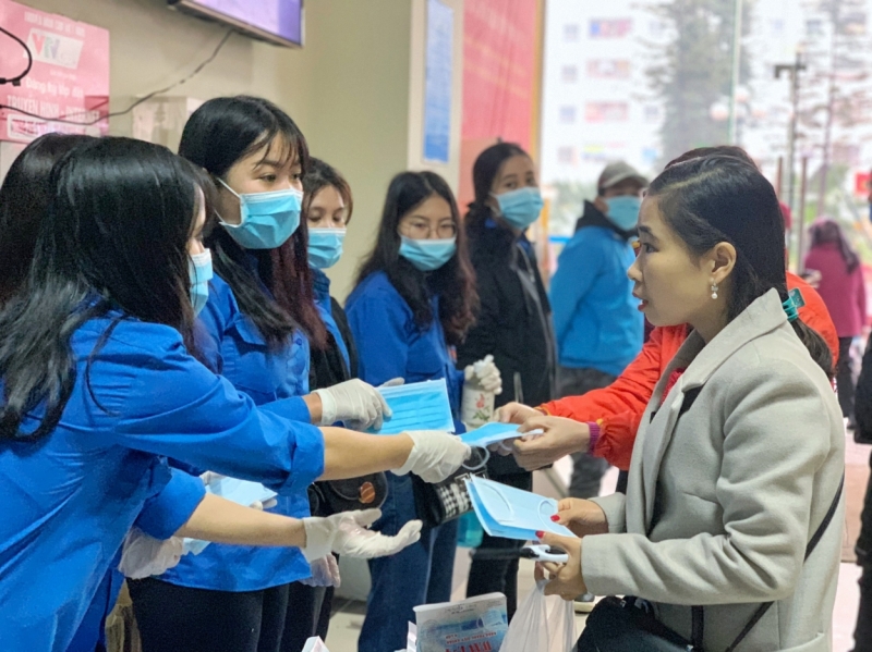 Tuổi trẻ Thủ đô phát khẩu trang miễn phí tới người dân