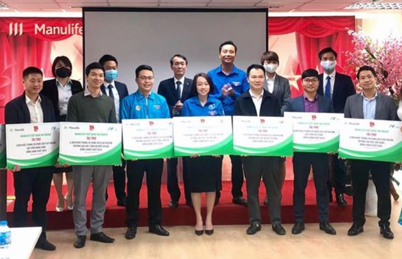 Thành đoàn Hà Nội và Công ty Manulife vùng ERH Nam Vũ trao tặng khẩu trang tới các trường đại học trên địa bàn thành phố