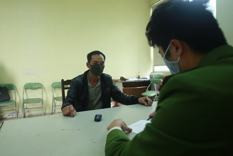 Công an huyện Thanh Trì lấy lời khai của đối tượng Phạm Văn Hùng để điều tra hành vi đổ trộm chất thải xuống sông Hồng