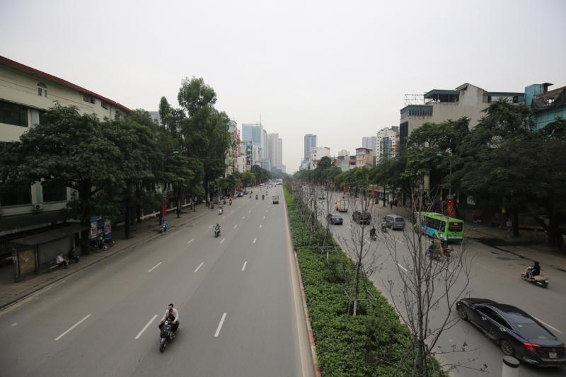 Những con đường ở Hà Nội trở nên vắng vẻ, thưa thớt người qua lại