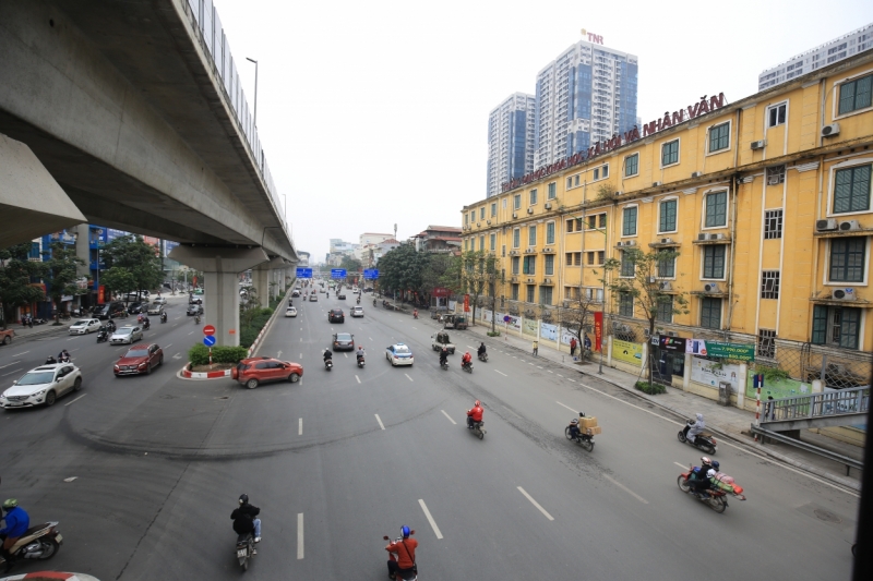 Con đường Nguyễn Trãi, đoạn qua trường Đại học Khoa học Xã hội và Nhân văn vốn đông đúc, thậm chí thường xuyên ùn tắc nay cũng trở nên vắng lặng