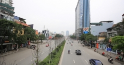 Đường phố Hà Nội vắng vẻ vì dịch Covid -19