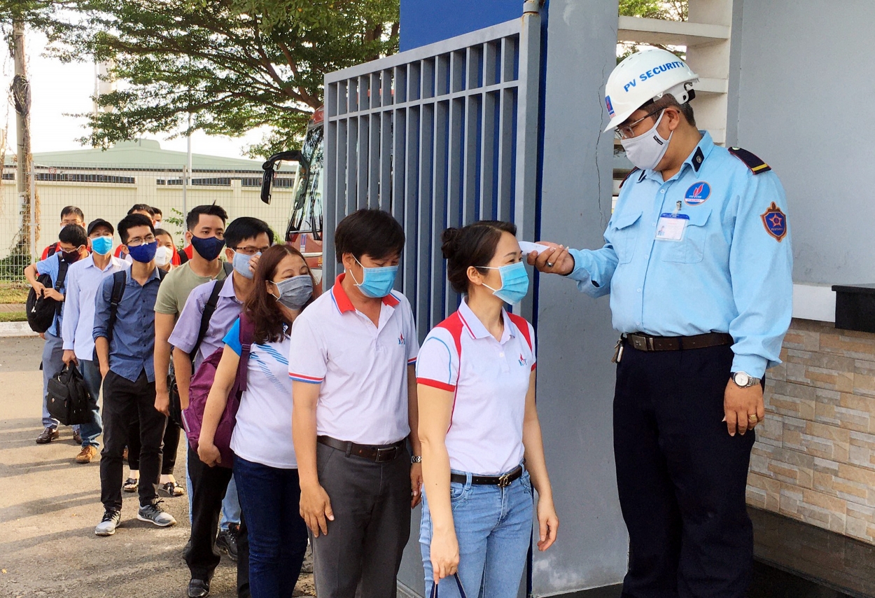 Thực hiện đo nhiệt độ trước khi vào làm việc tại Kho cảng PV GAS Vũng Tàu