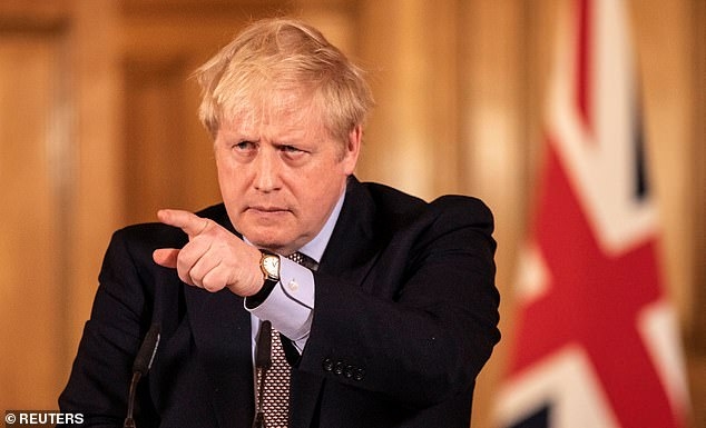 Chính quyền của ông Boris Johnson sẽ phải áp dụng các biện pháp quyết liệt hơn nếu người dân Vương quốc Anh không chấp hành các biện pháp hạn chế tiếp xúc và đi lại (Ảnh: Reuters)