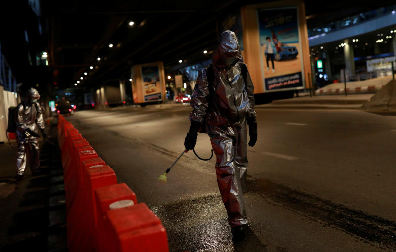 Các binh sĩ của Quân đội Hoàng gia Thái Lan phun khử trùng đường phố tại Bangkok (Ảnh: Reuters)