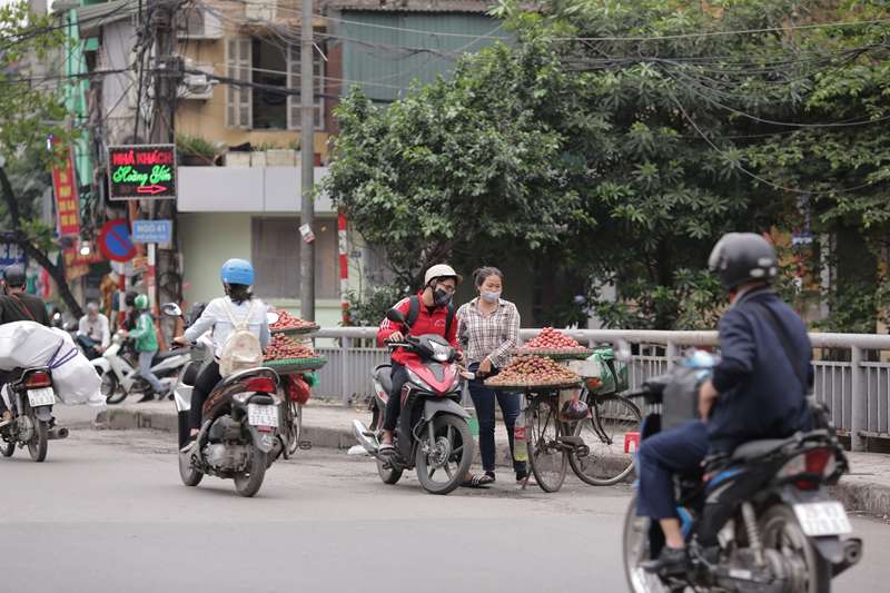 Tại đường Nguyễn Xiển, hàng rong bán hoa quả với giá rất rẻ