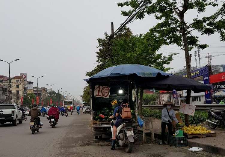 Người mua có thể dừng lại bất cứ lúc nào ngay dưới lòng đường, tiềm ẩn nhiều nguy cơ mất an toàn giao thông