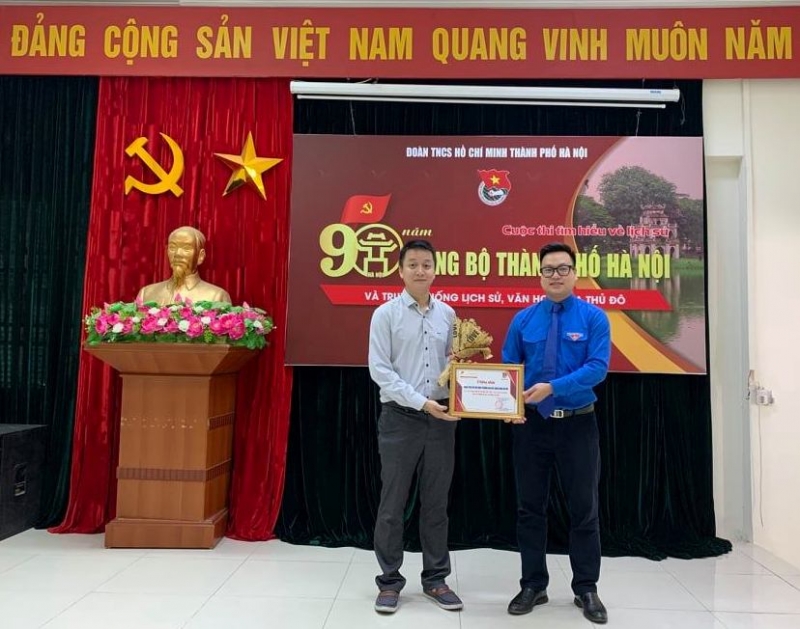 Đồng chí Trần Quang Hưng, Phó Bí thư Thành đoàn Hà Nội trao Chứng nhận và phần thưởng cho đại diện trường Đại học Bách khoa Hà Nội