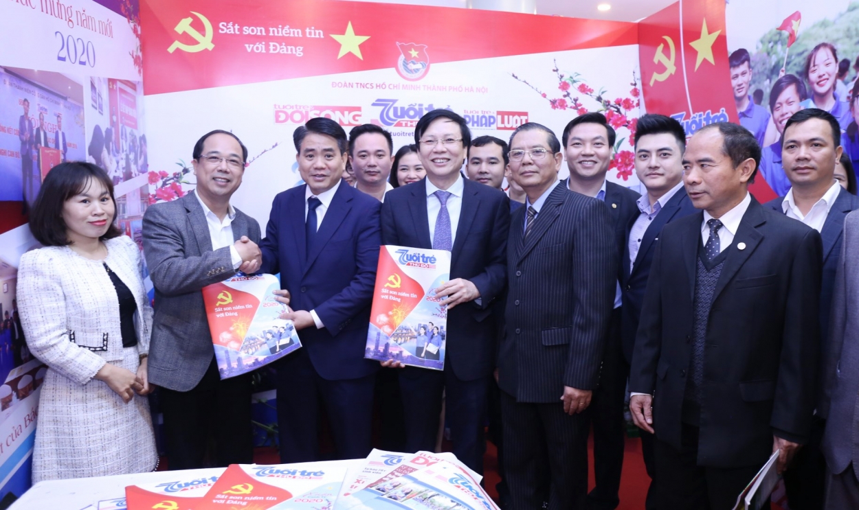 Đồng chí Nguyễn Đức Chung - Ủy viên Ban Chấp hành Trung ương Đảng, Phó Bí thư Thành ủy, Chủ tịch UBND TP Hà Nội tham quan gian trưng bày báo Tuổi trẻ Thủ đô tại Hội Báo Xuân Canh Tý 2020.