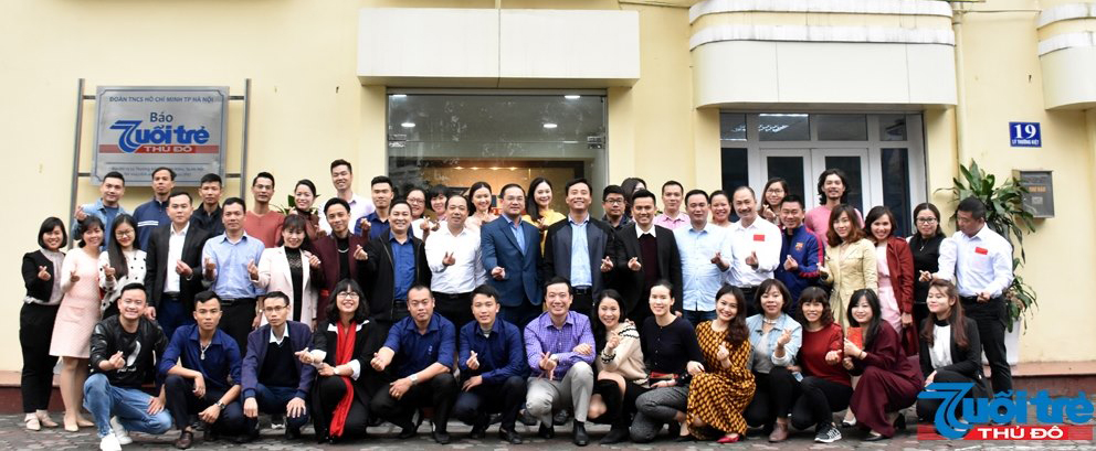 Đồng chí Nguyễn Ngọc Việt, UVBTV Trung ương Đoàn, Thành ủy viên, Bí thư Thành đoàn cùng các đồng chí trong Thường trực Thành đoàn Hà Nội chụp ảnh lưu niệm với cán bộ, phóng viên Báo Tuổi trẻ Thủ đô xuân Canh Tý 2020.