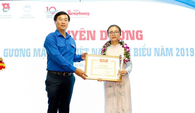 Anh Lê Quốc Phong, Ủy viên dự khuyết Ban Chấp hành Trung ương Đảng, Bí Thư Thứ nhất Trung ương Đoàn, Chủ tịch Hội đồng xét tặng giải thưởng trao Bằng khen của Thủ tướng Chính phủ tới Gương mặt trẻ Việt Nam tiêu biểu