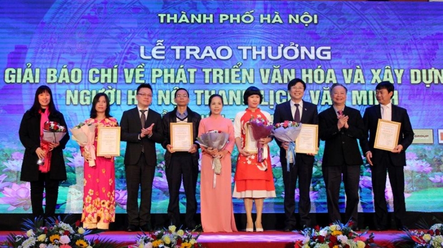 Phóng viên Phạm Hương Giang (thứ tư từ phải sang) nhận giải thưởng Giải báo chí về phát triển văn hóa và xây dựng người Hà Nội thanh lịch văn minh