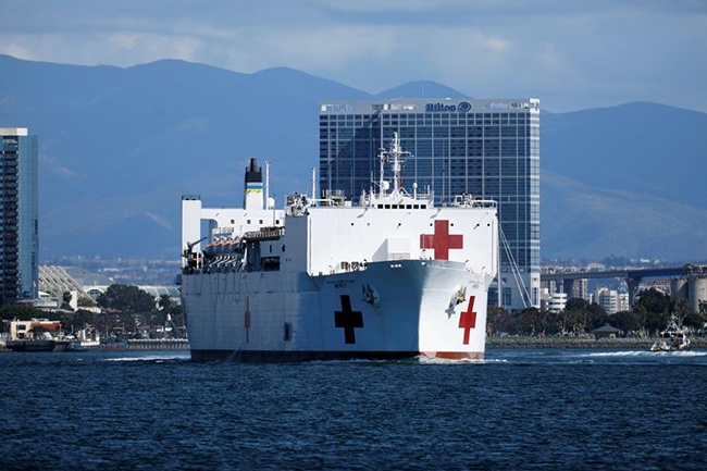 Tàu bệnh viện của Hải quân Mỹ hướng tới Los Angeles để hỗ trợ các cơ sở y tế địa phương tại San Diego, California đối phó với Covid-19