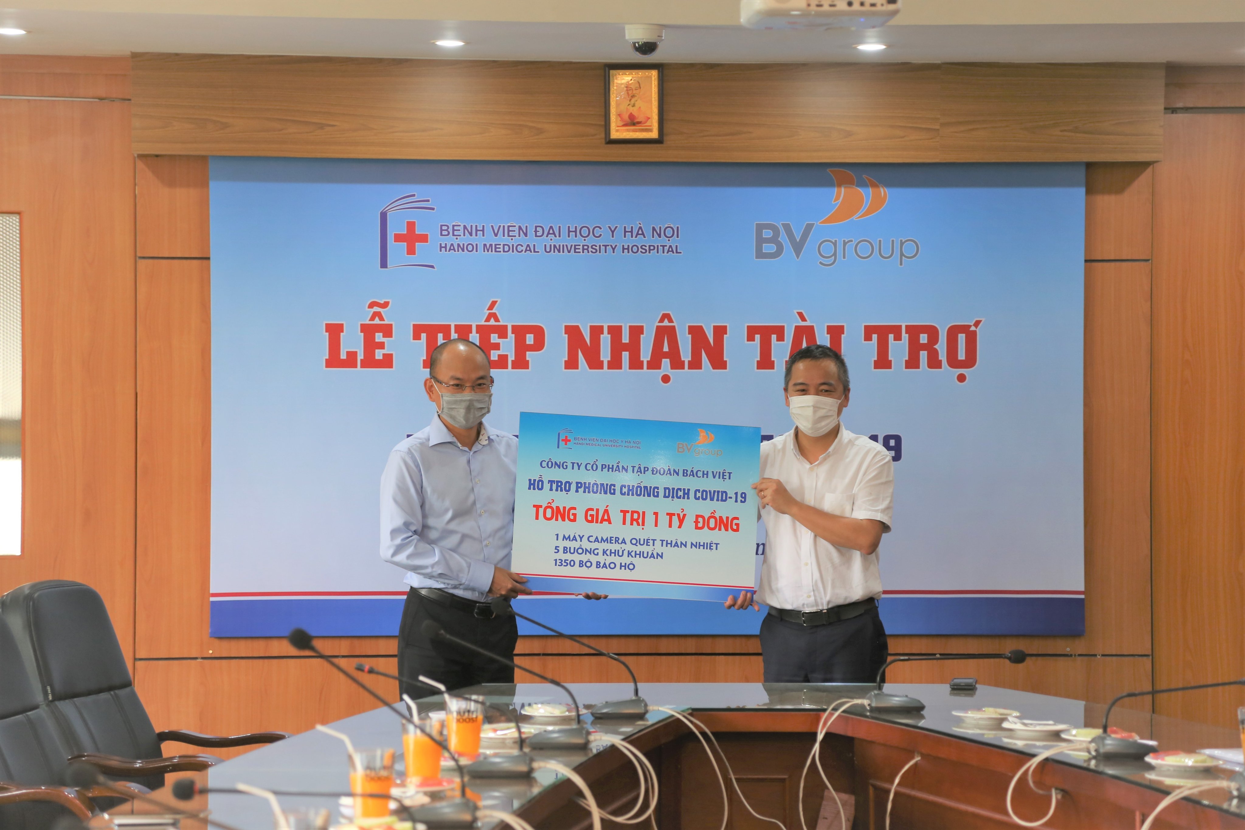 Tập đoàn Bách Việt tài trợ hơn 1 tỷ đồng cho Bệnh Viện Đại học Y Hà Nội chung tay đẩy lùi  Covid–19