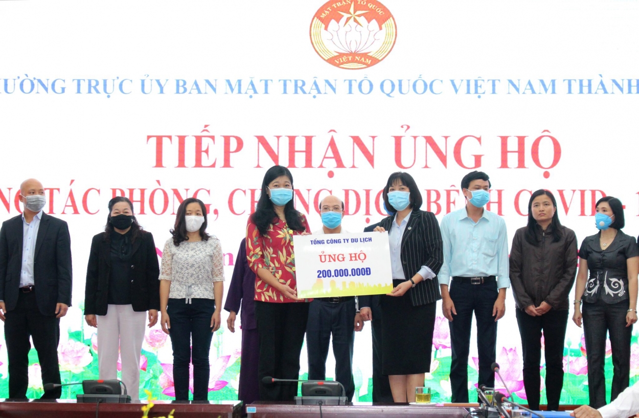 Chủ tịch Ủy ban MTTQ Việt Nam TP Hà Nội Nguyễn Lan Hương tiếp nhận ủng hộ từ các tổ chức, cá nhân