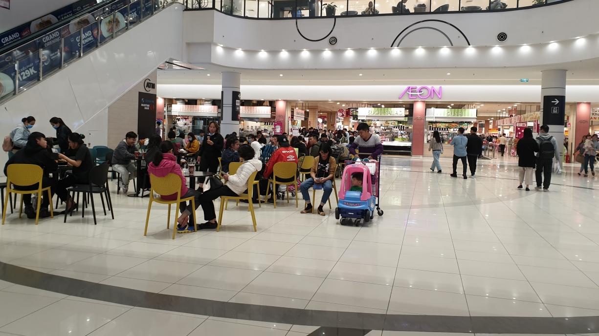 Nhiều người dân đến mua sắm tại trung tâm thương mại Aeon Mall Long Biên nhưng không đeo khẩu trang