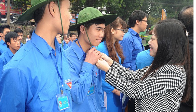 Bạn trẻ Hà Đức Mậu được nguyên Bí thư Thành đoàn Hà Nội, Nguyễn Thị Ngà trao tặng mũ tai bèo